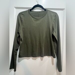 Lululemon Classic Fit Cotton Blend long sleeve - size 6